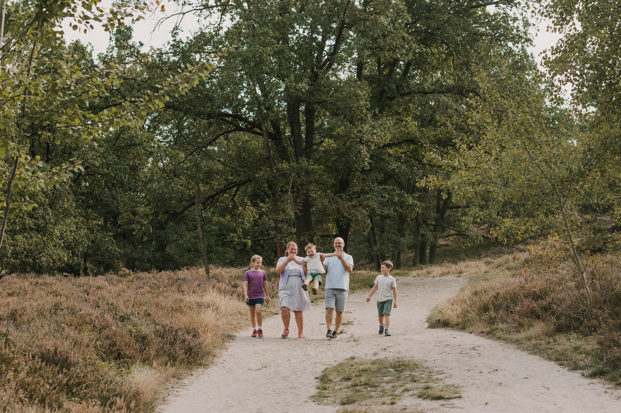 Familienshooting Hamburg, Familienfoto Hamburg, Familienfotograf Hamburg, Familienfotos draußen, natürliche Familienfotos, Familienbilder in der Fischbeker Heide, Familienfotografin Hamburg