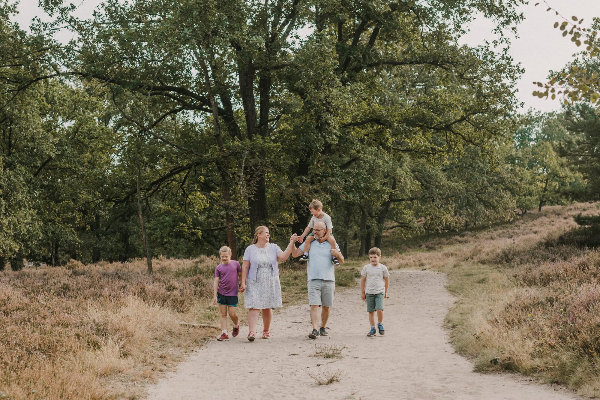 Familienshooting Hamburg, Familienfoto Hamburg, Familienfotograf Hamburg, Familienfotos draußen, natürliche Familienfotos, Familienbilder in der Fischbeker Heide, Familienfotografin Hamburg