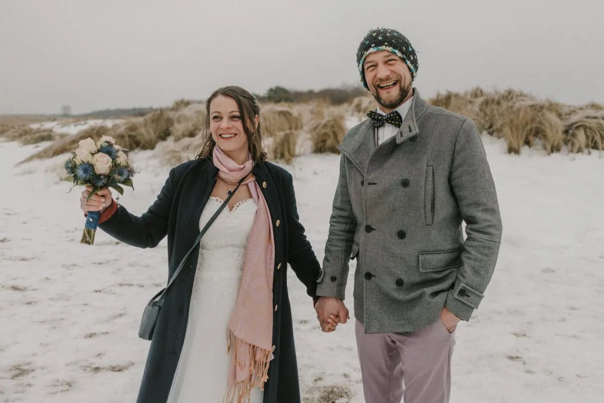 Hochzeitsbild am Strand der Ostsee