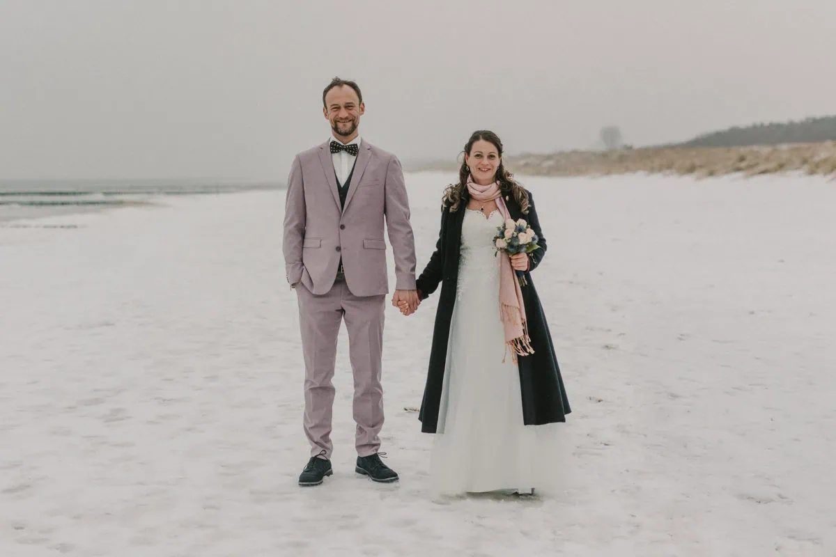 Hochzeitsbild am Strand der Ostsee