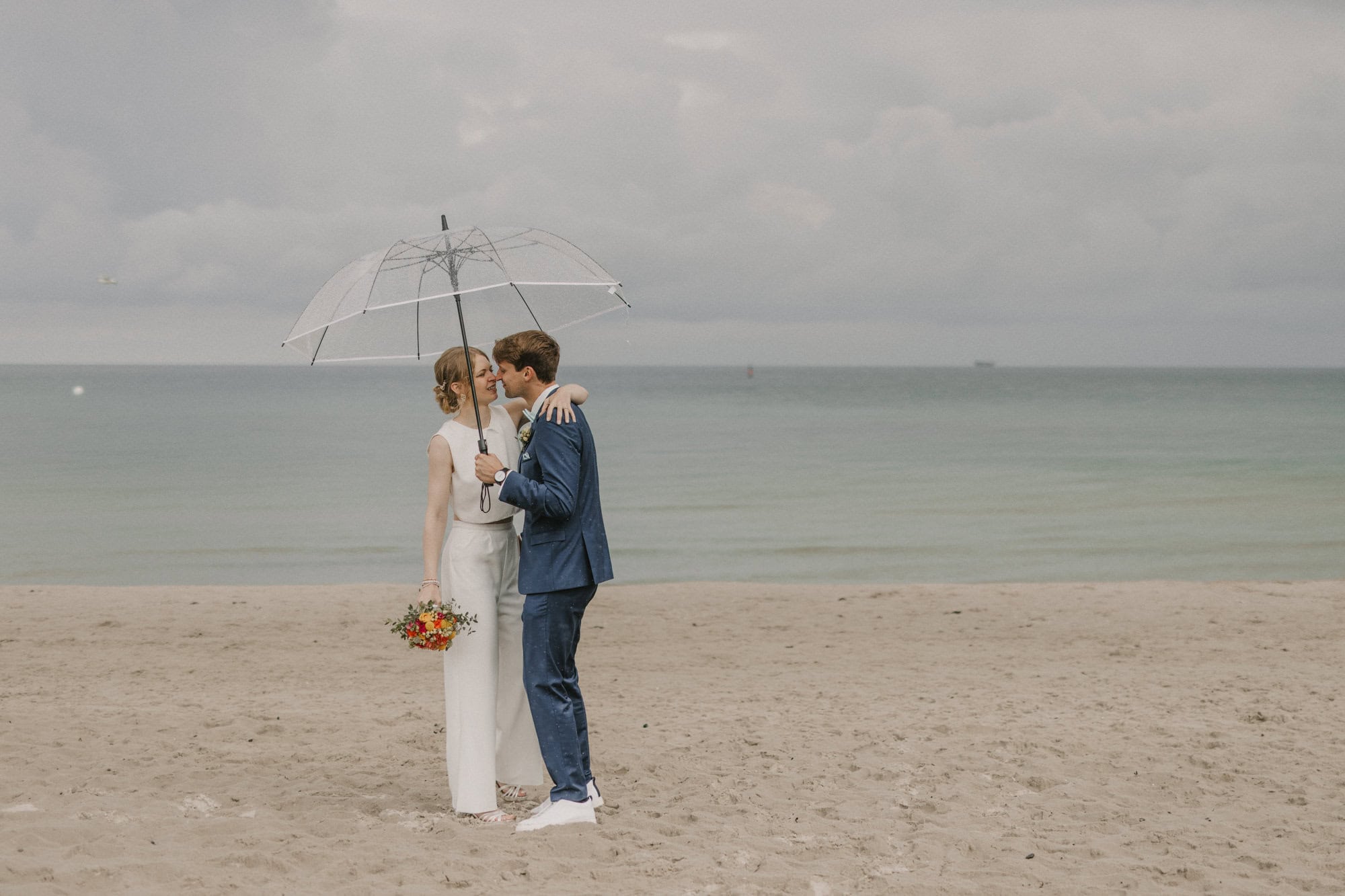 hochzeitsfotograf ruegen, hochzeitsfotografin ruegen, hochzeitsbilder ruegen, hochzeitsfotos ruegen, hochzeitsfotograf binz, hochzeitsfotografin binz, hochzeitsfotos binz, hochzeitsbilder binz, stranhochzeit ruegen, strandhochzeit binz, heiraten an der ostsee, müther turm, besondere hochzeitsfotos, trauung am meer