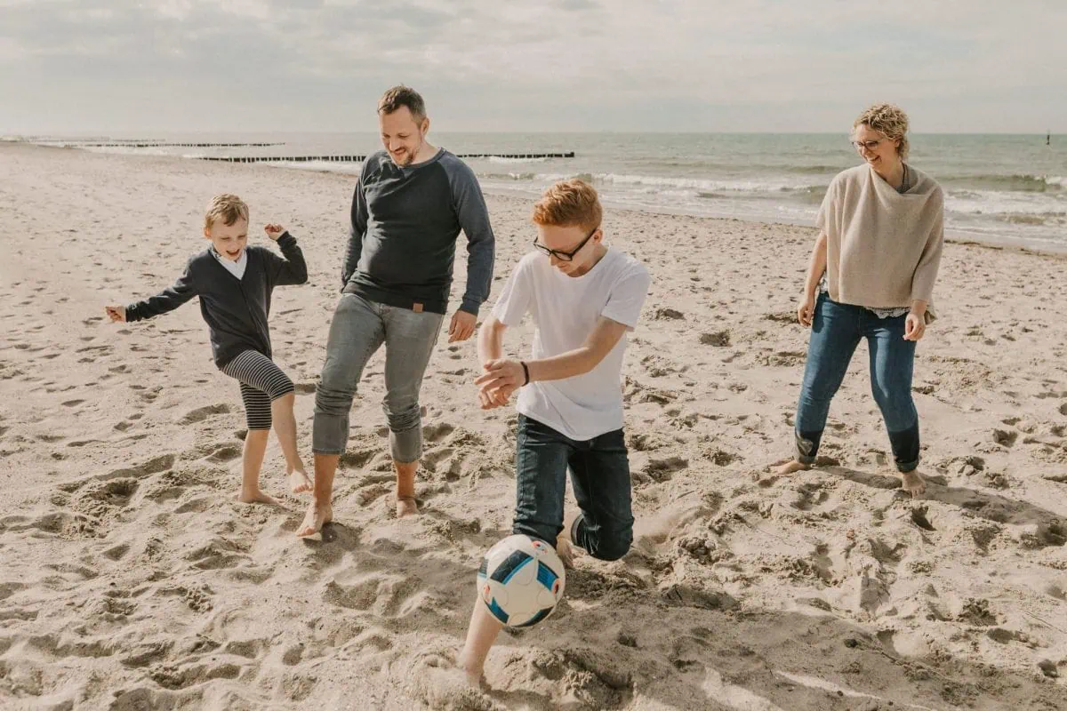 Familienshooting Fischland Darß, Familienfotos Fischland Darß, Familienfotograf Fischland Darß, Familienfotos an der Ostsee, natülriche Familienfotos, Familienfotografin Fischland Darß, Familienfotograf Ahrenshoop, Familienfotograf Zingst, Familienfotograf Prerow, Familienbilder am Strand, Familienshooting Zingst