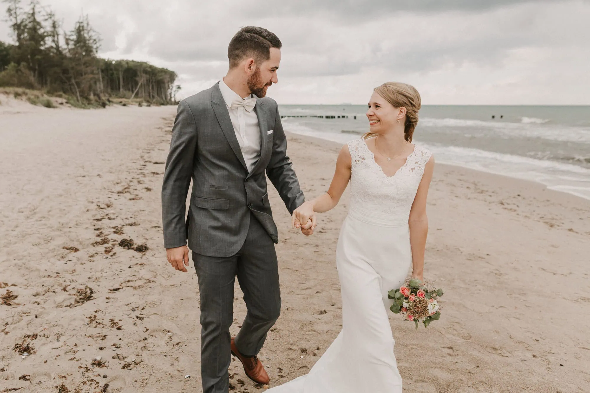 Hochzeitsfotos Zingst, Hochzeitsfotograf Zingst, Ahrenshoop, Hochzeitsfotograf Ahrenshoop, Hochzeitsfotograf Fischland Darß, Wieck, Prerow, Hochzeit Fotos Zingst, Hochzeitsfotografin Zingst, hochwertig, Rostock, Ostsee, Strand, Mecklenburg Vorpommern, Hochzeitsfotografie Zingst, Hochzeitsbilder Zingst fotograf hochzeit zingst, fotograf hochzeit zingst, fotograf fischland darß , hochzeitsfotografin ostsee, Brautpaarfotos,, heiraten in MV, an der Ostsee heiraten, heiraten Grand hotel Ahrenshoop