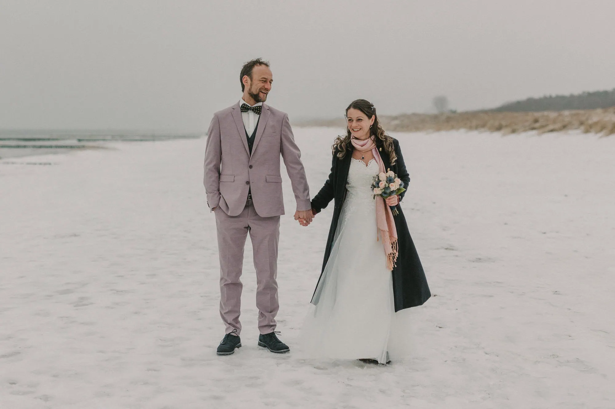 Hochzeitsfotos Zingst, Hochzeitsfotograf Zingst, Ahrenshoop, Hochzeitsfotograf Ahrenshoop, Hochzeitsfotograf Fischland Darß, Wieck, Prerow, Hochzeit Fotos Zingst, Hochzeitsfotografin Zingst, hochwertig, Rostock, Ostsee, Strand, Mecklenburg Vorpommern, Hochzeitsfotografie Zingst, Hochzeitsbilder Zingst fotograf hochzeit zingst, fotograf hochzeit zingst, fotograf fischland darß , hochzeitsfotografin ostsee, Brautpaarfotos,, heiraten in MV, an der Ostsee heiraten, heiraten Grand hotel Ahrenshoop