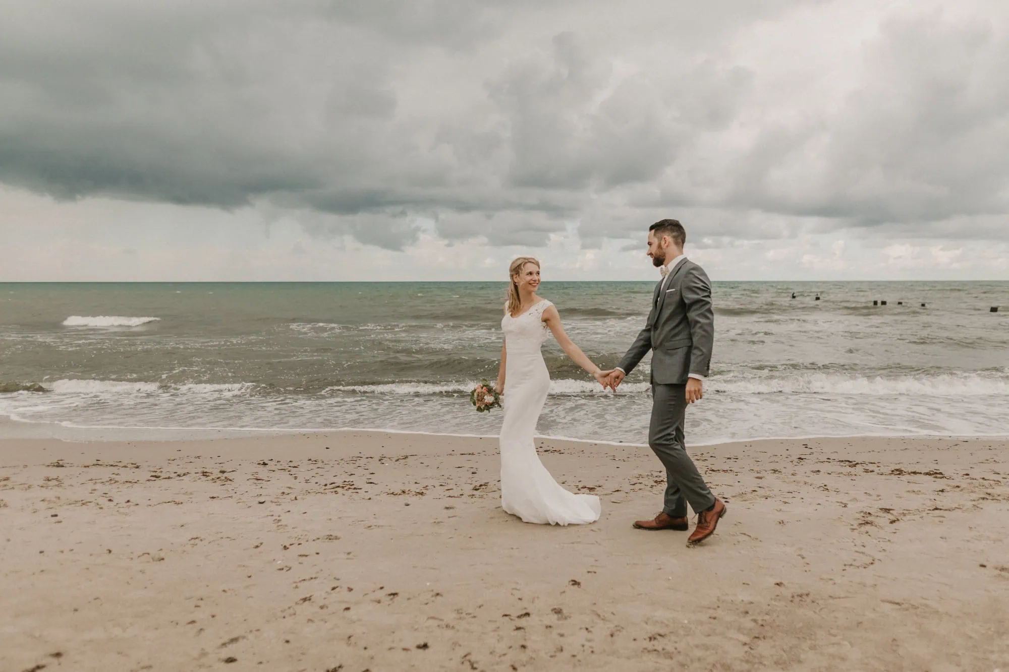 Hochzeitsfotos Zingst, Hochzeitsfotograf Zingst, Ahrenshoop, Hochzeitsfotograf Ahrenshoop, Hochzeitsfotograf Fischland Darß, Wieck, Prerow, Hochzeit Fotos Zingst, Hochzeitsfotografin Zingst, hochwertig, Rostock, Ostsee, Strand, Mecklenburg Vorpommern, Hochzeitsfotografie Zingst, Hochzeitsbilder Zingst fotograf hochzeit zingst, fotograf hochzeit zingst, fotograf fischland darß , hochzeitsfotografin ostsee, Brautpaarfotos,, heiraten in MV, an der Ostsee heiraten, heiraten Grand hotel Ahrenshoop