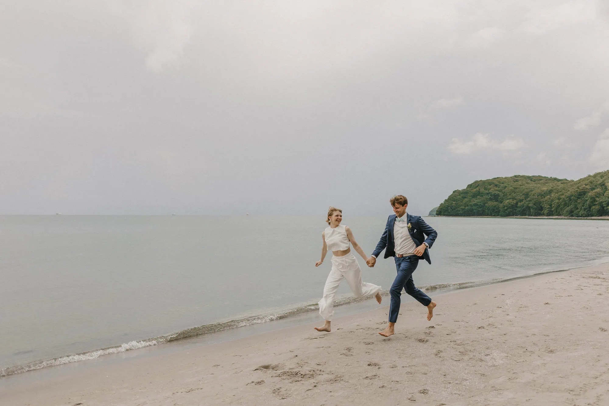 Hochzeitsfotos Zingst, Hochzeitsfotograf Zingst, Ahrenshoop, Hochzeitsfotograf Ahrenshoop, Hochzeitsfotograf Fischland Darß, Wieck, Prerow, Hochzeit Fotos Zingst, Hochzeitsfotografin Zingst, hochwertig, Rostock, Ostsee, Strand, Mecklenburg Vorpommern, Hochzeitsfotografie Zingst, Hochzeitsbilder Zingst fotograf hochzeit zingst, fotograf hochzeit zingst, fotograf fischland darß , hochzeitsfotografin ostsee, Brautpaarfotos,, heiraten in MV, an der Ostsee heiraten, heiraten Grand hotel Ahrenshoop