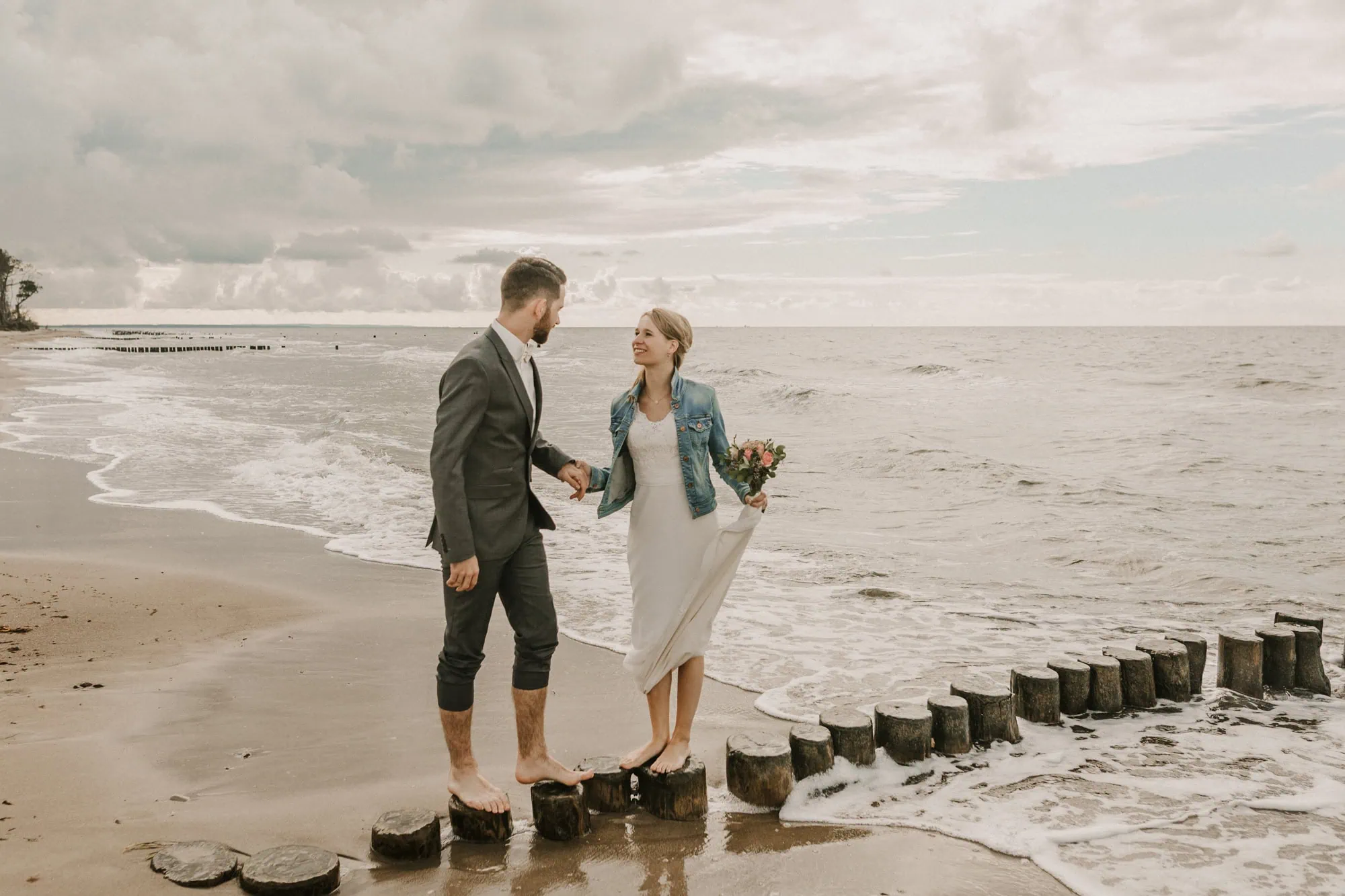 Hochzeitsfotos Zingst, Hochzeitsfotograf Zingst, Ahrenshoop, Hochzeitsfotograf Ahrenshoop, Hochzeitsfotograf Fischland Darß, Wieck, Prerow, Hochzeit Fotos Zingst, Hochzeitsfotografin Zingst, hochwertig, Rostock, Ostsee, Strand, Mecklenburg Vorpommern, Hochzeitsfotografie Zingst, Hochzeitsbilder Zingst fotograf hochzeit zingst, fotograf hochzeit zingst, fotograf fischland darß , hochzeitsfotografin ostsee, Brautpaarfotos,, heiraten in MV, an der Ostsee heiraten, heiraten Grand hotel Ahrenshoop