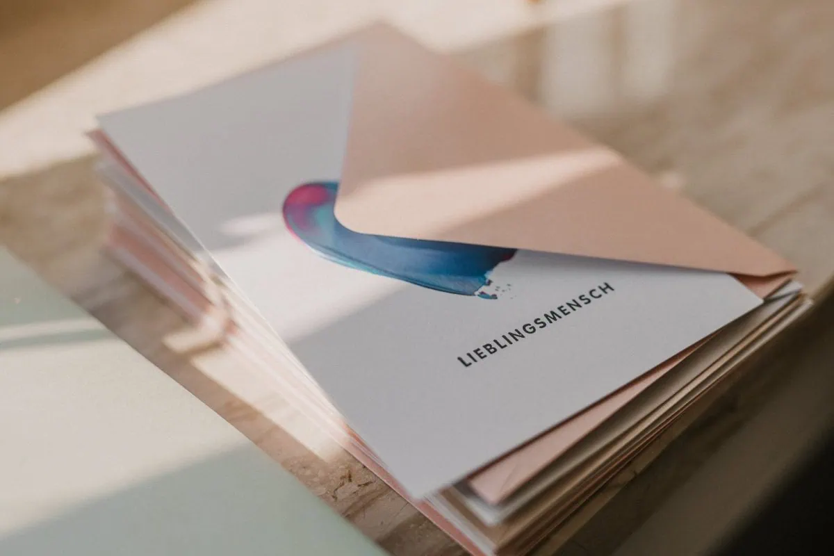 Detailaufnahme bei Künstlerin Rosalie Berndt im Atelier – Businessfotografie Rostock