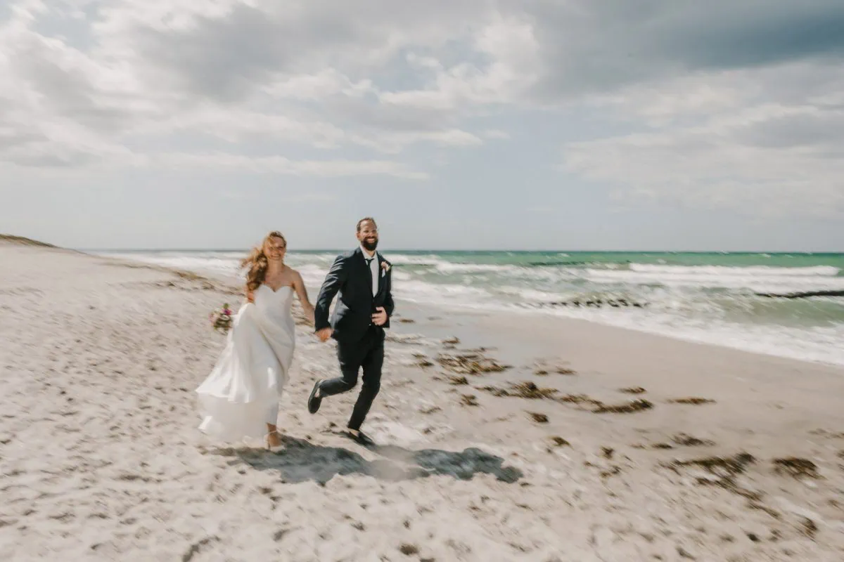 Hochzeitspaar an der Ostsee fotografiert von der Hochzeitsfotografin Anke Schmidt