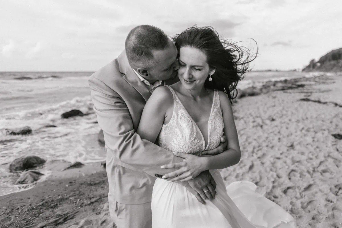 Hochzeitspaar umarmt sich am Strand von Heiligendamm. Aus einem Hochzeitsshooting am Strand von der Hochzeitsfotograf Anke Schmidt
