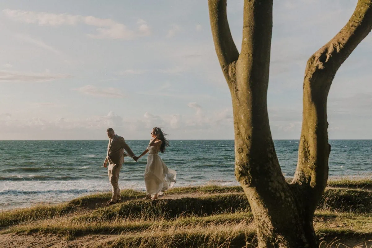 Brautpaar zwischen den Bäumen in Heiligendamm. Aus einem Hochzeitsshooting am Strand von der Hochzeitsfotograf Anke Schmidt