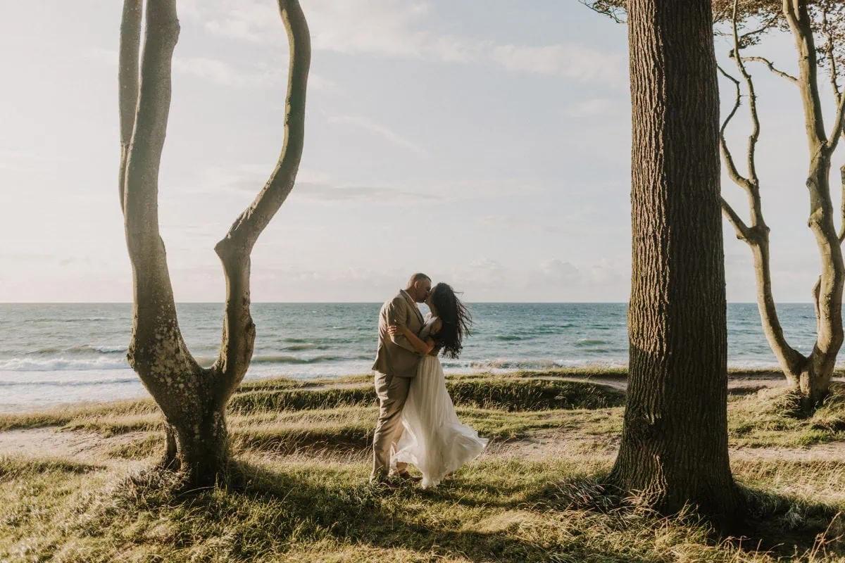 Brautpaar zwischen den Bäumen in Heiligendamm. Aus einem Hochzeitsshooting am Strand von der Hochzeitsfotograf Anke Schmidt
