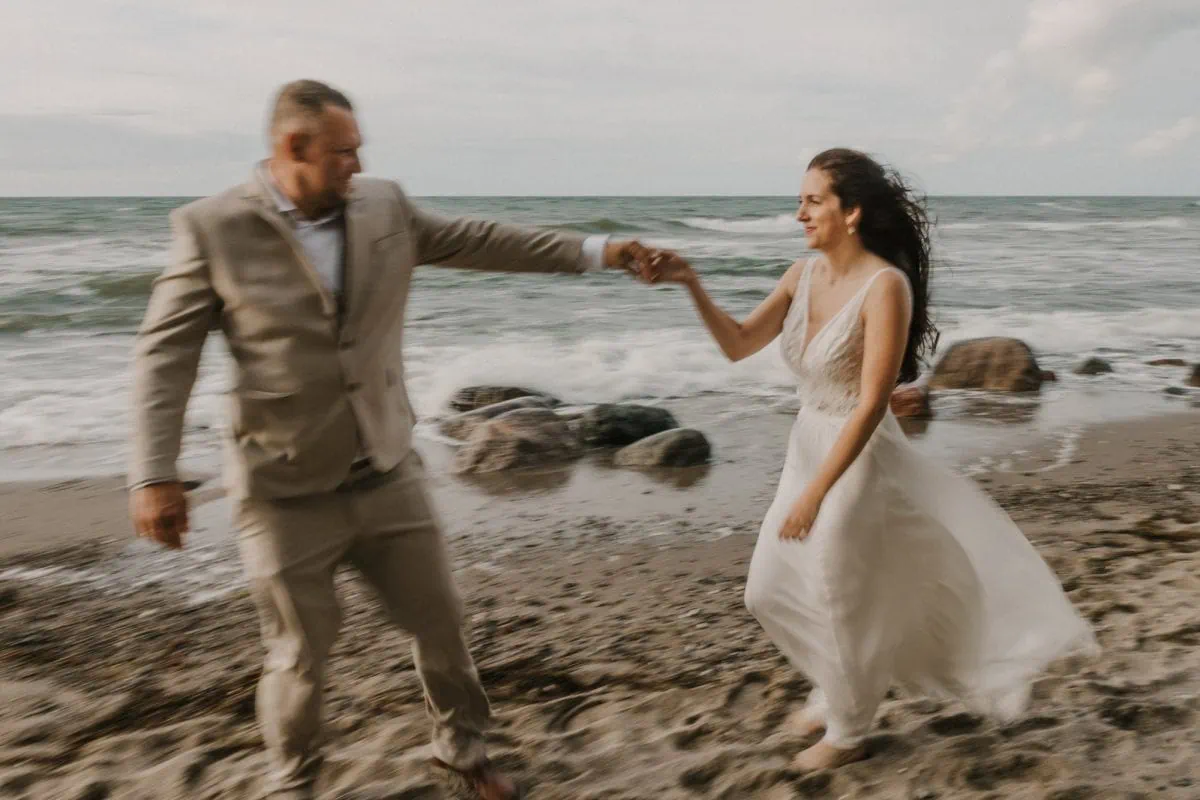 Hochzeitspaar am Strand von Heiligendamm. Aus einem Hochzeitsshooting am Strand von der Hochzeitsfotograf Anke Schmidt