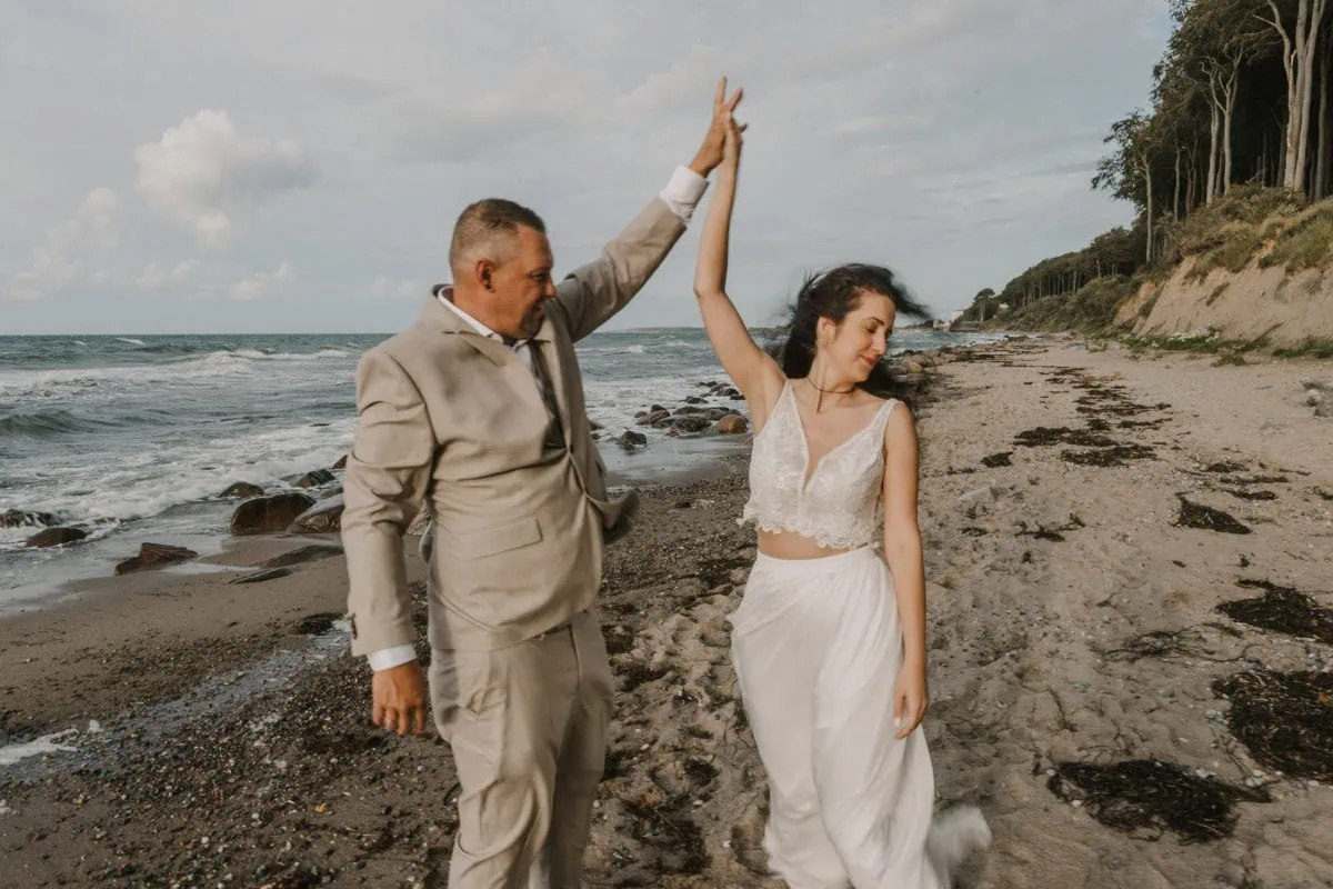 Hochzeitspaar am Strand von Heiligendamm. Aus einem Hochzeitsshooting am Strand von der Hochzeitsfotograf Anke Schmidt
