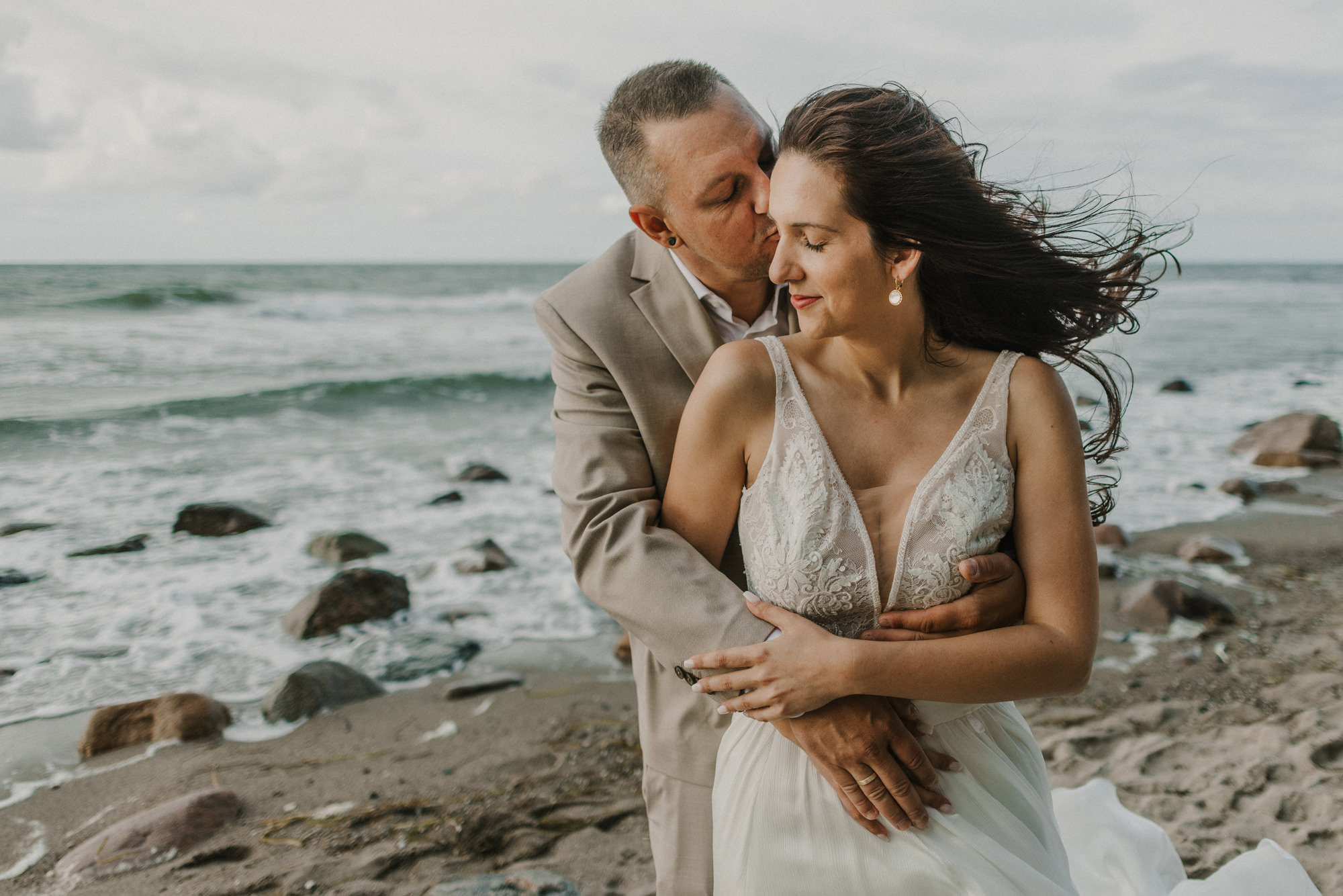 Hochzeitspaar am Strand vom Fischland Darß fotografiert von Fotografin Anke Schmidt
