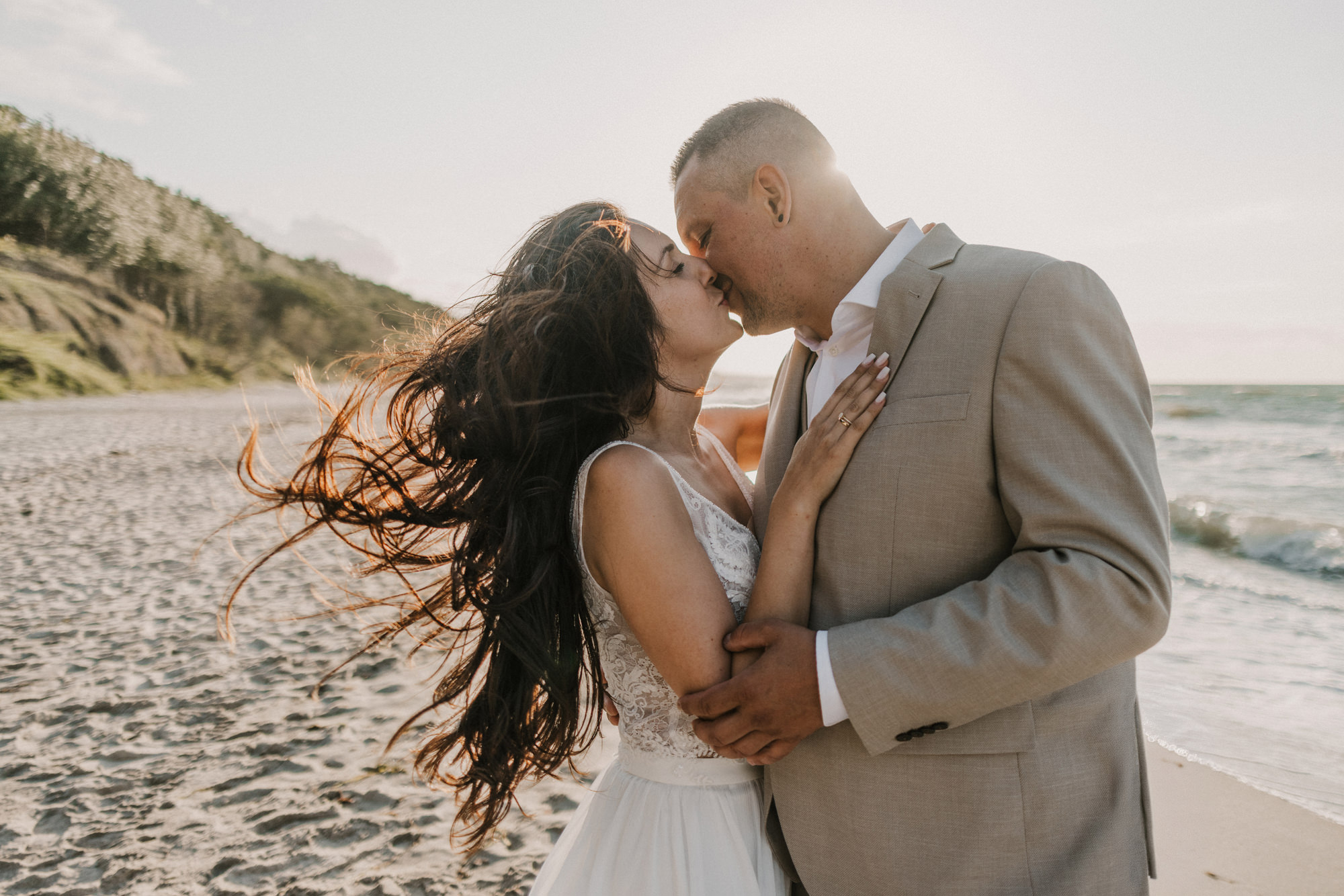 Hochzeitspaar am Strand vom Fischland Darß fotografiert von Fotografin Anke Schmidt