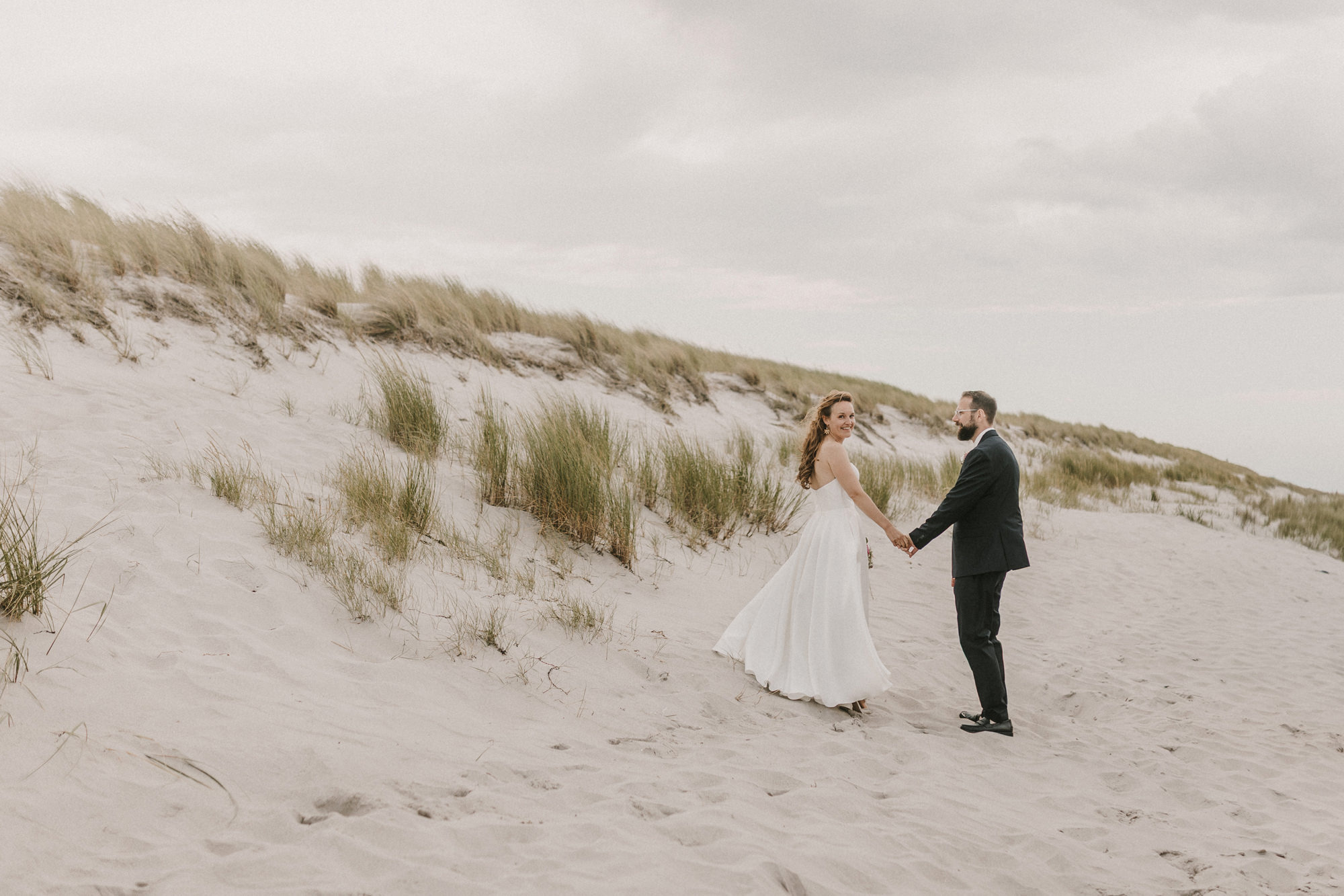 Hochzeitspaar am Strand vom Fischland Darß fotografiert von Fotografin Anke Schmidt