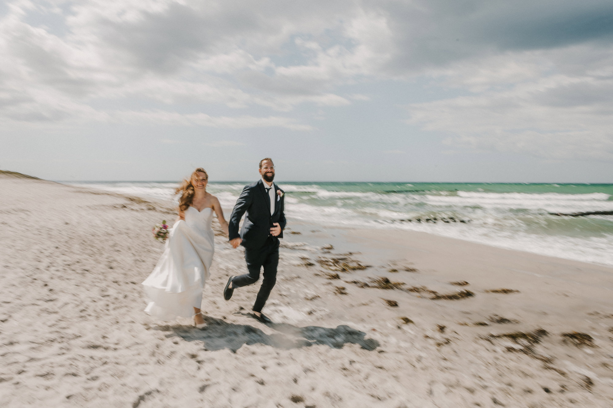 Hochzeitspaar am Strand vom Fischland Darß fotografiert von Fotografin Anke Schmidt