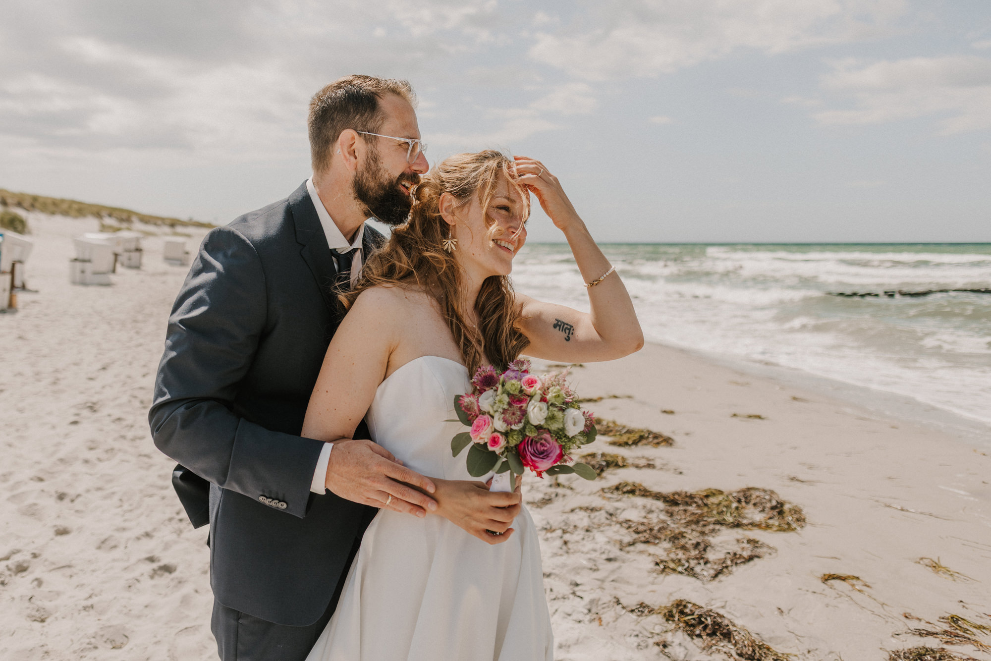 Hochzeitspaar am Strand vom Fischland Darß fotografiert von Fotografin Anke Schmidt