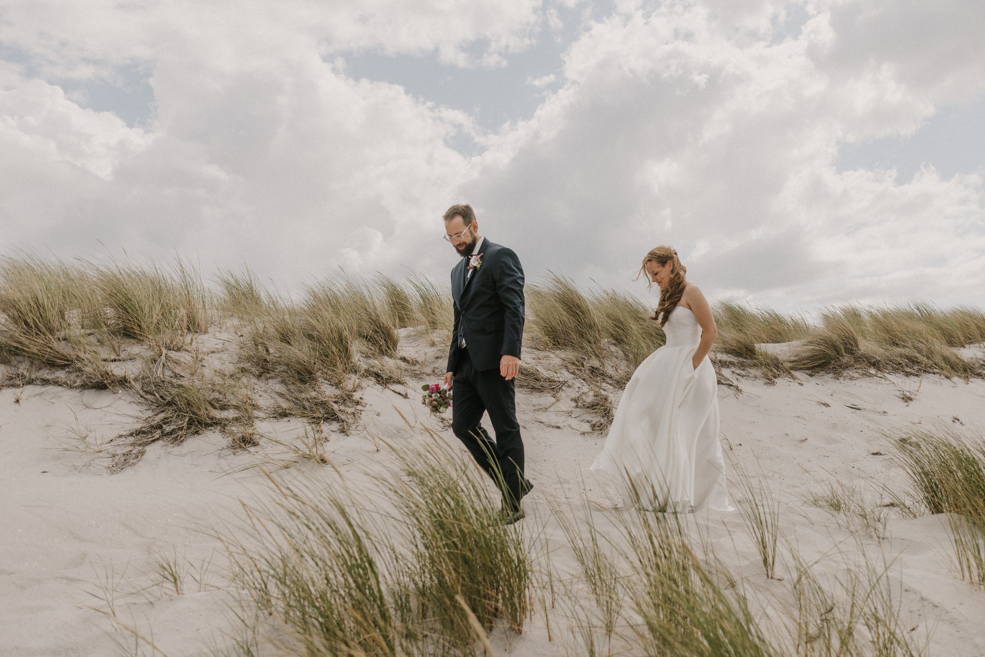 Hochzeitspaar am Strand vom Fischland Darß fotografiert von Fotografin Anke Schmidt