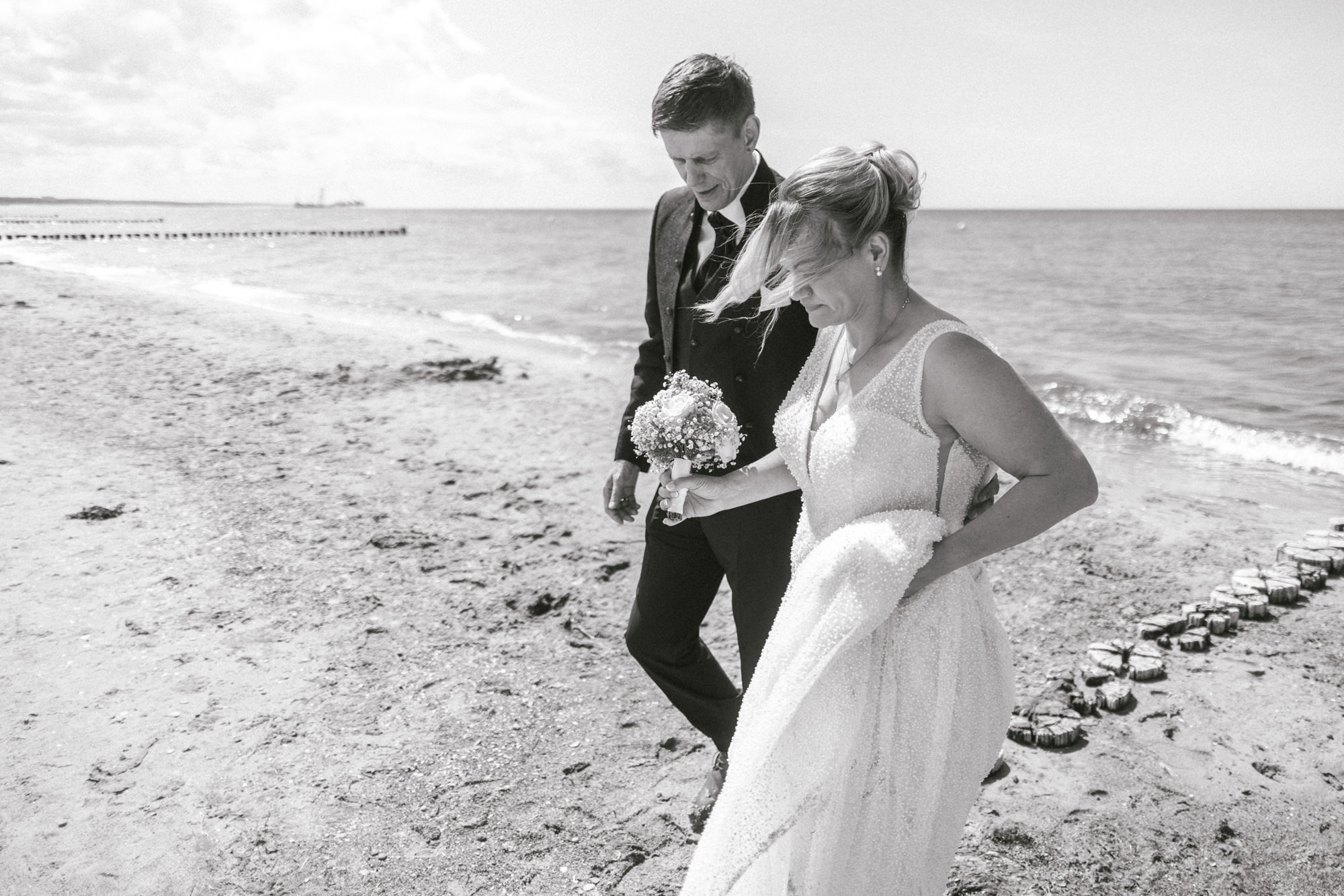 Hochzeitspaar am Strand vom Fischland Darß fotografiert von Fotografin Anke Schmidt