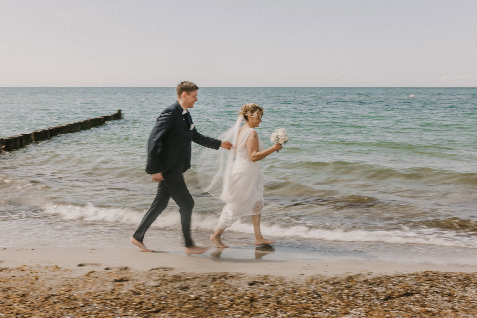 Hochzeitspaar am Strand vom Fischland Darß fotografiert von Fotografin Anke Schmidt