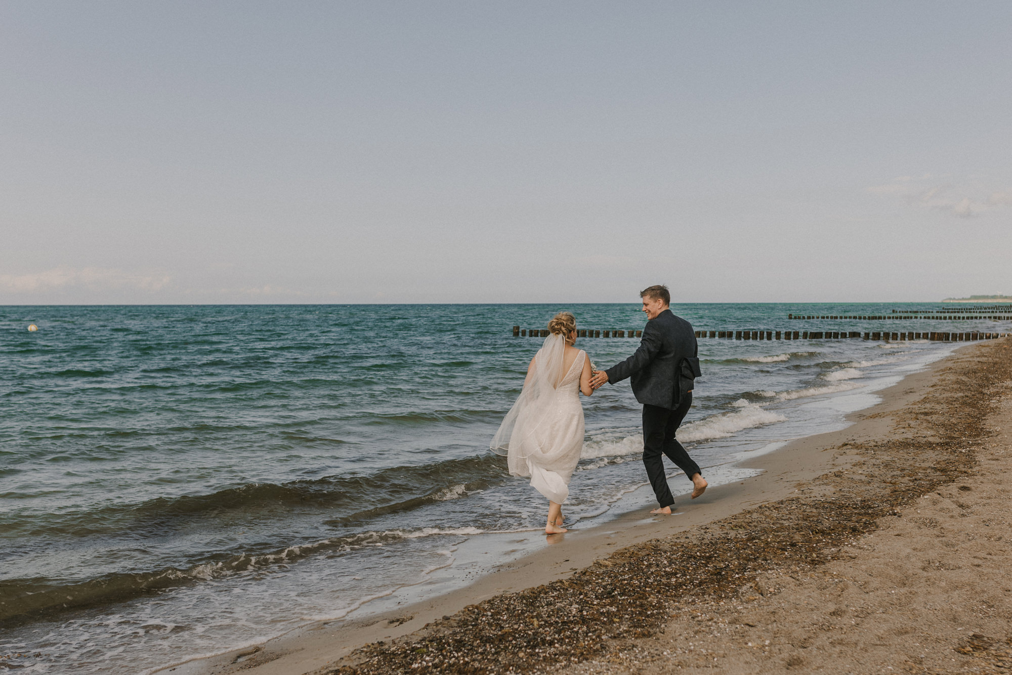 Hochzeitspaar am Strand vom Fischland Darß fotografiert von Fotografin Anke Schmidt